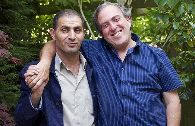 "Nous sommes devenus des frères. Bassam Aramin (à gauche) et Rami Elhanan. CRÉDIT : Peter Singer