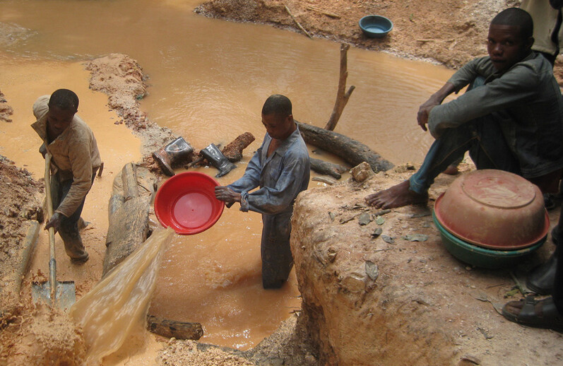 Coltan/tantalum mining, Congo. CREDIT <a href="https://www.flickr.com/photos/sourcingnetwork/7589135402/">Responsible Sourcing Network</a>