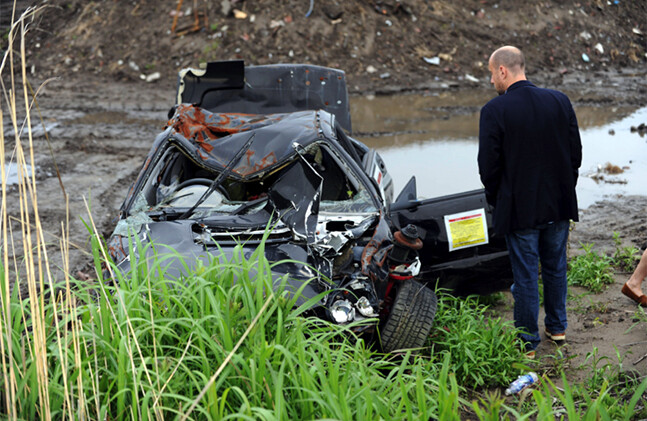 照片：Allison Kwesell：Allison Kwesell。高级研究员德文-T.-斯图尔特（Devin T. Stewart）检查一辆被 2011 年 3 月海啸摧毁的汽车。