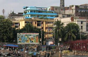 Sadarghat, un des principaux ports de Dhaka, au Bangladesh.