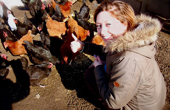 Kathryn Redford, cofundadora de Ofbug, alimentando pollos con lombrices.