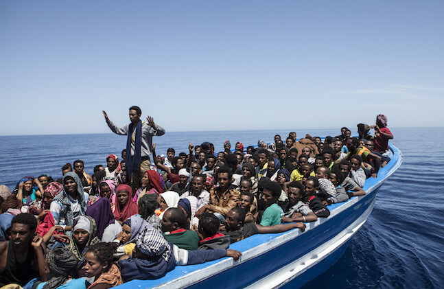 2015年5月2日。一艘载有 369 名主要是厄立特里亚移民的船只在距离利比亚海岸 45 公里处。船底泵被堵塞，水不断涌入。所有人都被安全疏散到一艘救援船上，并被送往西西里岛。©Jason Florio - 保留所有权利。
