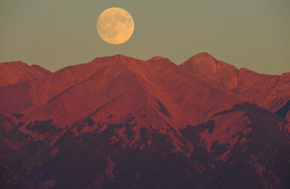Luna llena sobre Blanca Peak, Colorado, una montaña sagrada para los navajos. Fotografía: NPS/Patrick Myers.