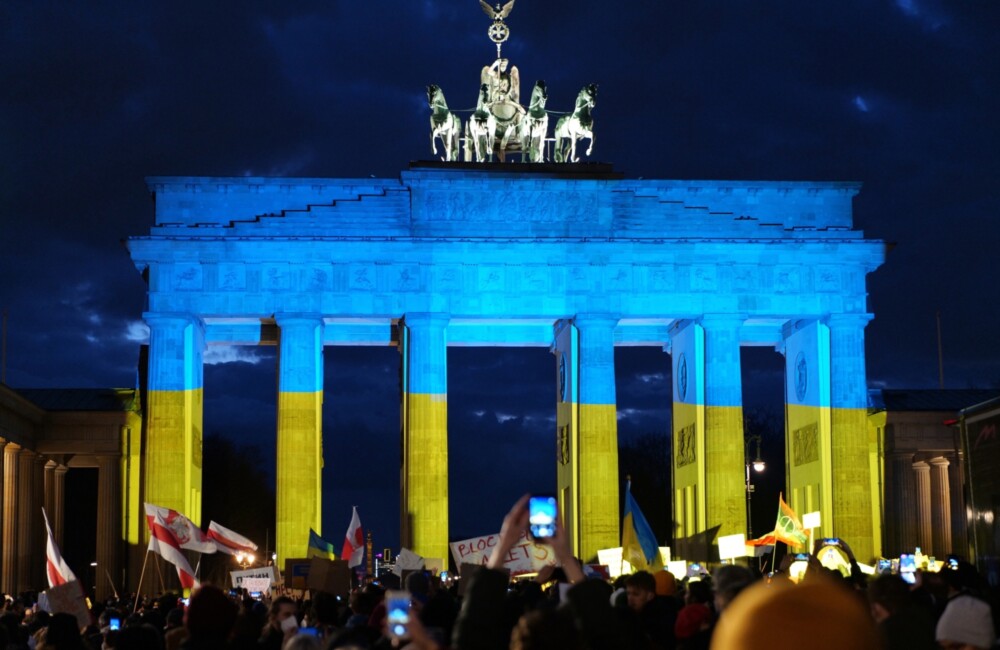 2022 年 2 月，柏林勃兰登堡门亮起了乌克兰的颜色。