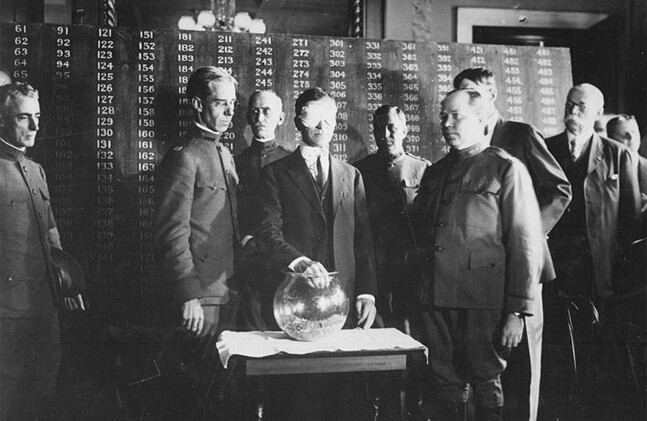 1917 年 7 月：美国战争部长在征兵抽签中蒙上眼睛抽出第一个号码。