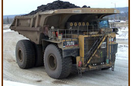 Camión volquete de arenas bituminosas canadienses. Foto de Evan O'Neil