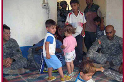 Soldats américains avec des enfants irakiens