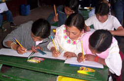 Écoliers équatoriens dans le cadre du projet d'éducation dans les villages