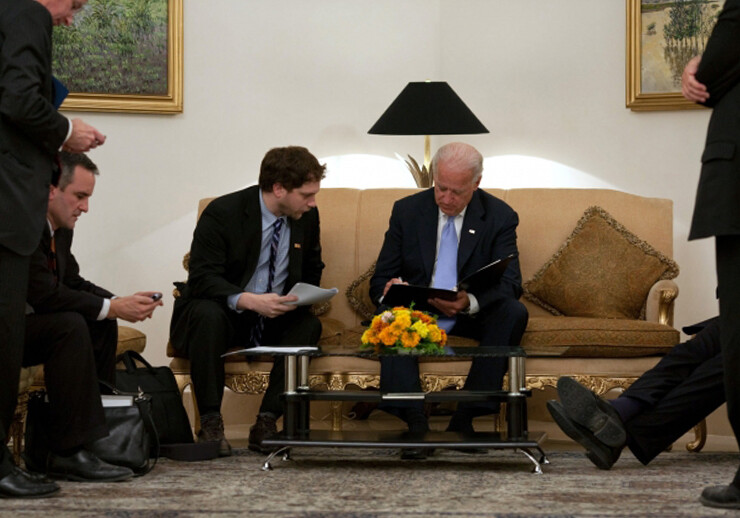 Jonathan Finer and Joe Biden in Islamabad, Pakistan, 2011. <br>CREDIT: <a href="https://obamawhitehouse.archives.gov/photos-and-video/photo/2011/01/vice-president-biden-jonathan-finer">Official White House Photo by David Lienemann/Public Domain</a>