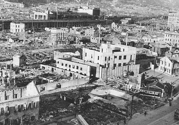 Kobe, Japan after the 1945 air raid. CREDIT: <a href="https://commons.wikimedia.org/wiki/File:Kobe_after_the_1945_air_raid.JPG" target="_blank">wikimedia</a>