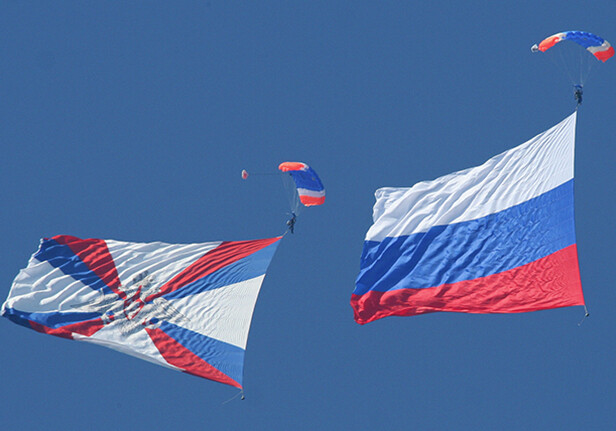 The Flag of Russia and the Ministry of Defence flag. CREDIT: <a href="http://tinyurl.com/mhccwey" _blank>Alan Wilson</a> (<a href="https://creativecommons.org/licenses/by-sa/2.0/" _blank>CC</a>)