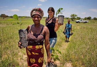 Eco-model <a href="http://www.summerrayne.net/causes/sustainable-development-africa/">Summer Rayne Oakes</a> visits Mezimbite.