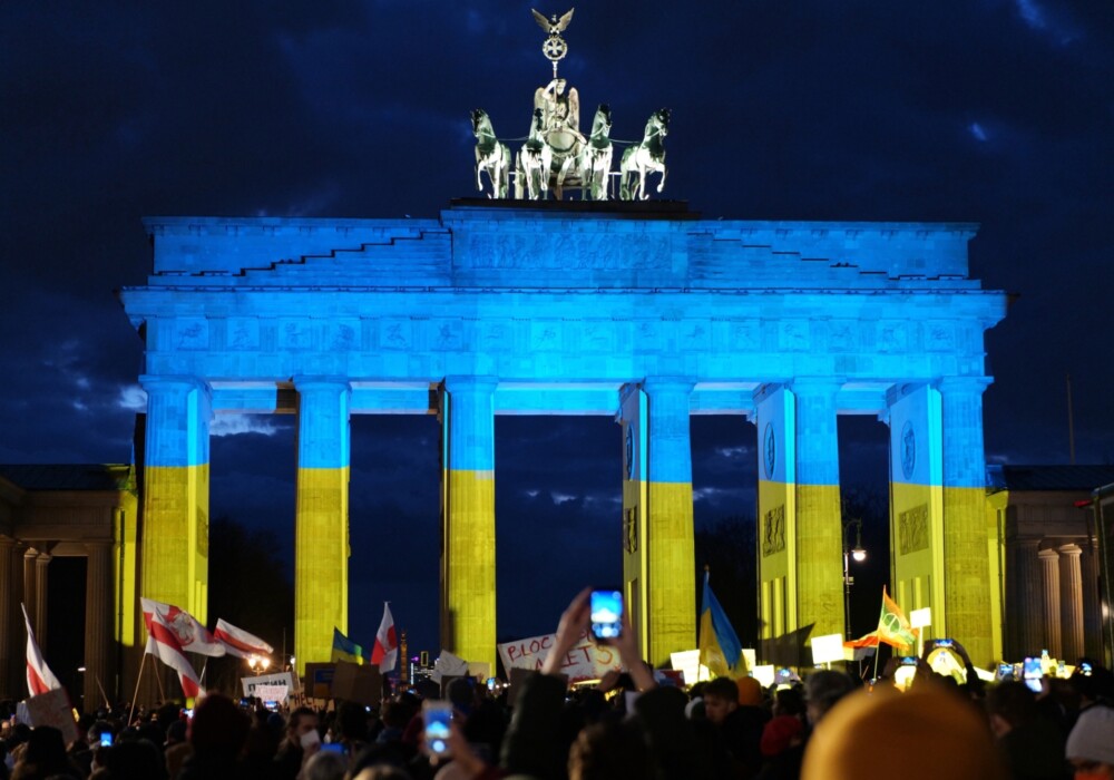 2022 年 2 月，柏林勃兰登堡门亮起了乌克兰的颜色。