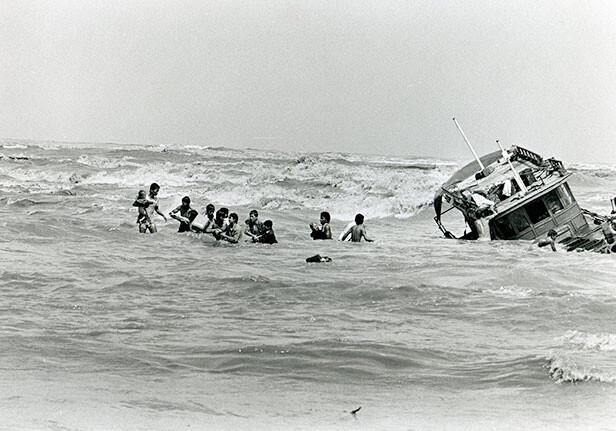 Small boat with 162 Vietnamese refugees sinks just a few meters off the Malaysian coast. Most of the refugees were rescued. <br>CREDIT: <a href="http://tinyurl.com/hfpz2ae">UNHCR/ K.Gaugler</a> December 1978