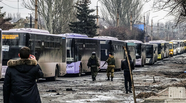 February 6, 2015: Refugees moving between Debaltseve & Uglegorsk are escorted by pro-Russian rebels. Image via <a href="http://shutr.bz/1zAcSMy">Shutterstock</a>