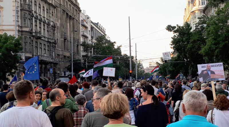 Anti-government protesters rallying through Bajcsy-Zsilinszky út, Budapest. CREDIT: <A href=https://commons.wikimedia.org/wiki/File:Demonstration_20170521_193130_Bajcsy.jpg>Wikimedia (CC)</a>