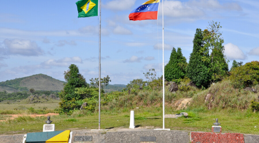 La frontière entre le Brésil et le Venezuela à Pacaraima, au Brésil. CREDIT : Paolostefano1412.