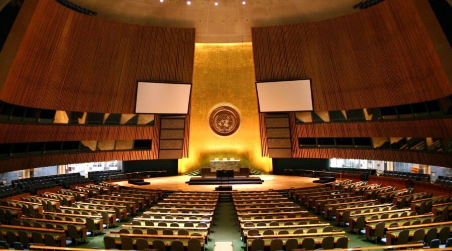 Sala vacía de la Asamblea General de las Naciones Unidas