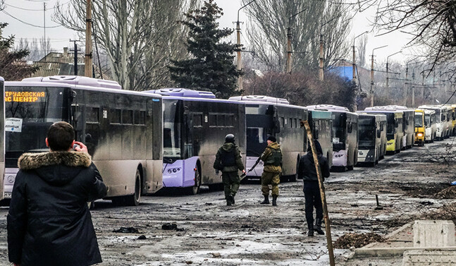 February 6, 2015: Refugees moving between Debaltseve & Uglegorsk are escorted by pro-Russian rebels. Image via <a href="http://shutr.bz/1zAcSMy">Shutterstock</a>