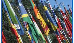Avenue of Flags at the UN Building, <a href="http://www.flickr.com/photos/munksynz/1350801503/" target="_blank">munksynz</a>, <a href="http://creativecommons.org/licenses/by/2.0/deed.en" target="_blank">CC</a>)