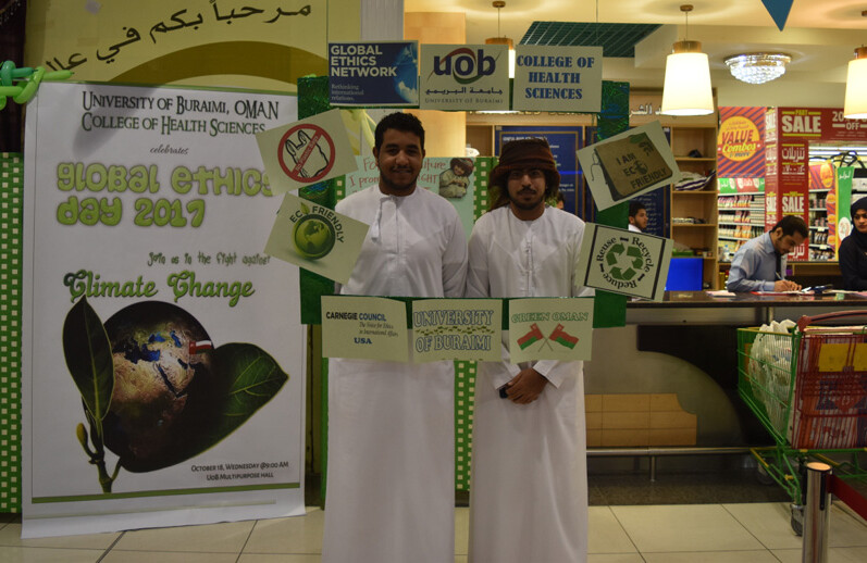 Estudiantes de la Universidad de Buraimi (Omán) promueven la concienciación sobre la lucha contra el cambio climático en un supermercado local.