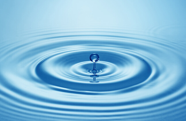 Gota de agua azul vía Shuttstock