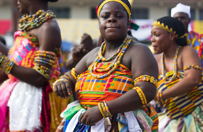 在加纳海岸角 Oguaa 人一年一度的 Fetu Afahye 节上，一名舞者随着会说话的鼓的节奏舞动。图片来源：Subramaniam Kwabena Owusu。