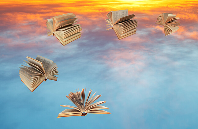 在空中飞舞的书籍。图片来源：Shutterstock
