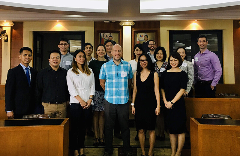 La delegación con Tom Temprosa, Devin Stewart y Amanda Ghanooni en la Facultad de Derecho del Ateneo de Manila.