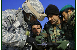 在坎大哈训练阿富汗士兵