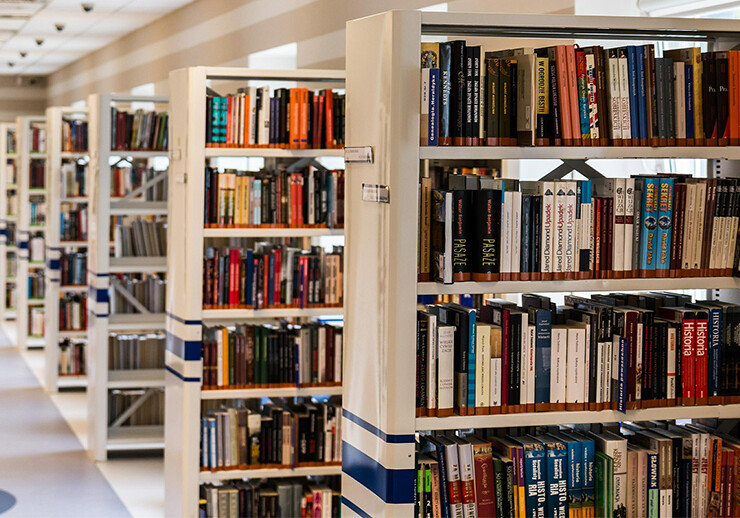 Library bookshelves. CREDIT: <a href=https://pixabay.com/photos/library-book-reading-education-488690/>Jarmoluk (CC)</a>.