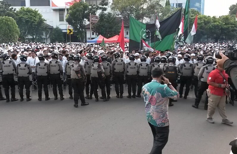 Indonesian National Police officers & protesters in Jakarta. November 2016. CREDIT: <a href="https://commons.wikimedia.org/wiki/File:411_protests_of_jakarta.jpg">AWG97 (CC)</a>