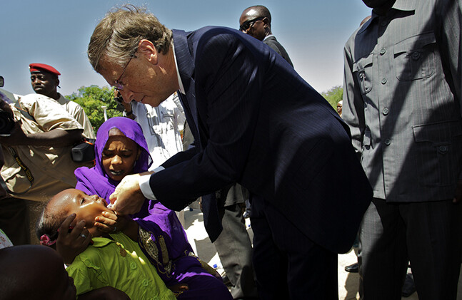 Bill Gates administers polio drops to a child in Chad. CREDIT: <a href="https://www.flickr.com/photos/gatesfoundation/6198962657/" target="_blank">Gates Foundation</a>