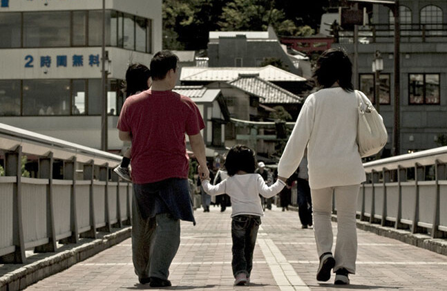 A family in Enoshima, Japan. CREDIT: <a href="https://www.flickr.com/photos/eelssej_/2429612782">J3SSL33</a> <a href="https://creativecommons.org/licenses/by-nc-nd/2.0/">(CC)</a>