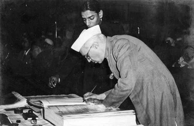 Jawaharlal Nehru signant la Constitution indienne en 1950.