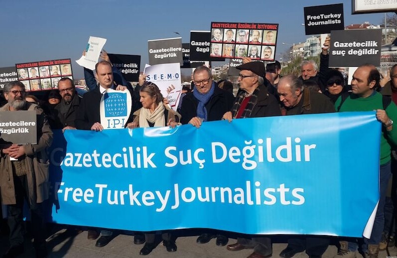Turkish journalists protesting in Istanbul, 2016. CREDIT: <a href="https://commons.wikimedia.org/wiki/File:Turkish_journalists_protesting_imprisonment_of_their_colleagues_in_2016.jpg">Hilmi Hacaloğlu/Voice of America/Public Domain</a>