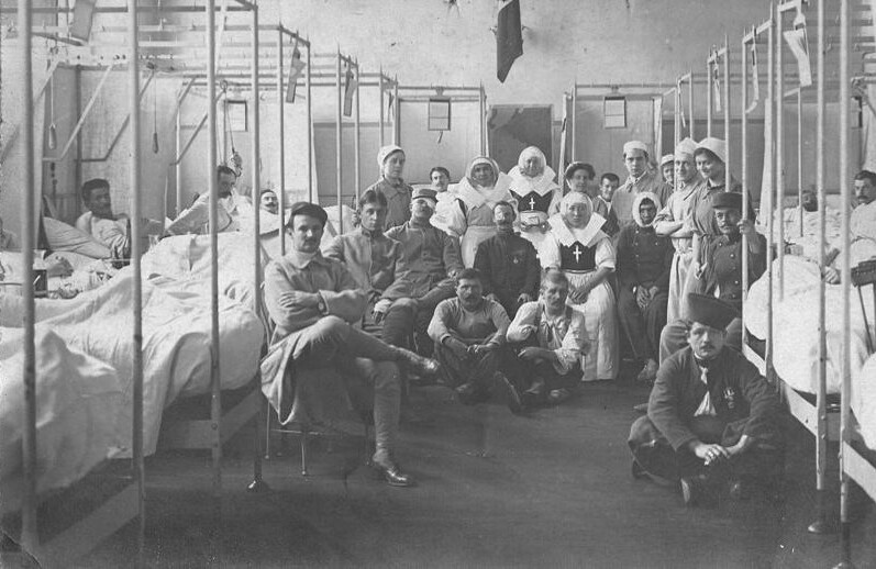 French military hospital during World War I. CREDIT: <a href="https://commons.wikimedia.org/wiki/File:H%C3%B4pital_1914-1918.jpg">Yelkrokoyade/Public Domain</a>