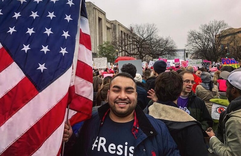 Mohammed Alam con los Jóvenes Demócratas de Manhattan en la Marcha de las Mujeres en Washington, DC, 21 de enero de 2017.