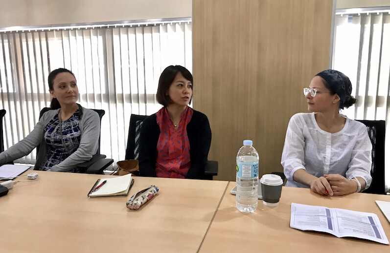 De gauche à droite Candace Burnham et Yoko Okura, déléguées du Pacifique, Carnegie Council's Amanda Ghanooni, à Manille, octobre 2018. CREDIT : Devin Stewart.
