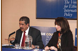 Mohktar Lamani, conférencier invité, avec Joanne Myers, directrice du programme des affaires publiques