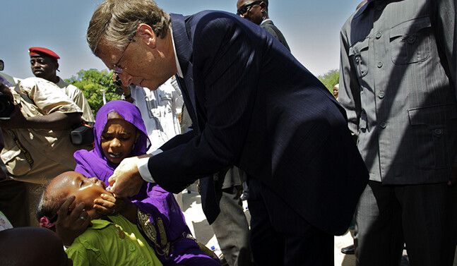 Bill Gates administers polio drops to a child in Chad. CREDIT: <a href="https://www.flickr.com/photos/gatesfoundation/6198962657/" target="_blank">Gates Foundation</a>