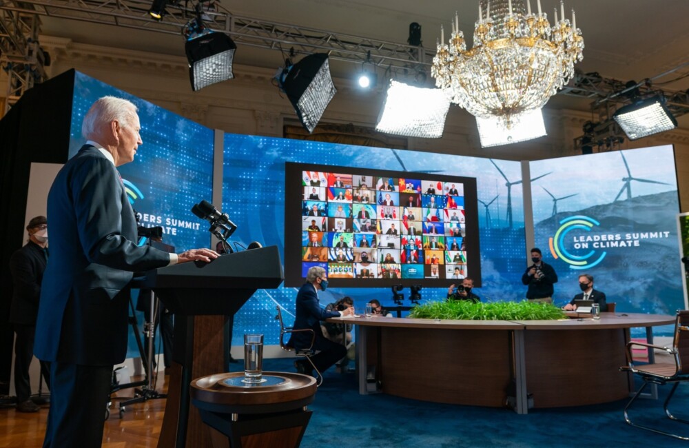 2021 年 4 月，拜登总统在气候问题虚拟领导人峰会上与克里国务卿和布林肯国务卿合影。图片来源：白宫/公共领域。