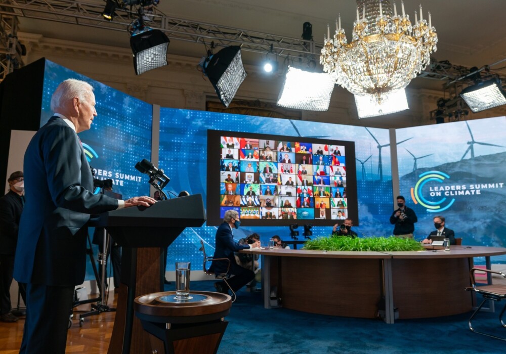 El Presidente Biden en la Cumbre virtual de Líderes sobre el Clima en abril de 2021, con el Secretario Kerry y el Secretario Blinken. CRÉDITO: La Casa Blanca/Dominio público.
